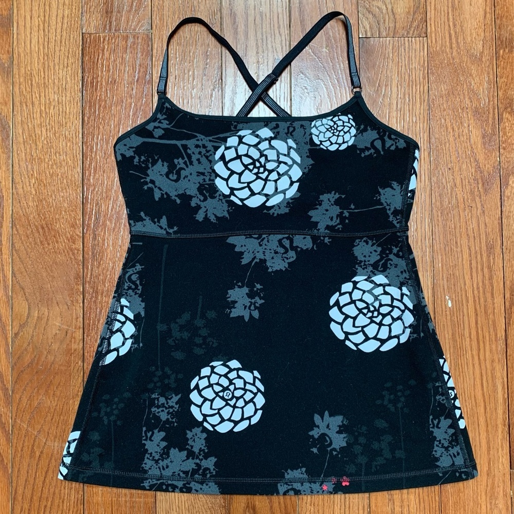 Lululemon black and white tank Size 6